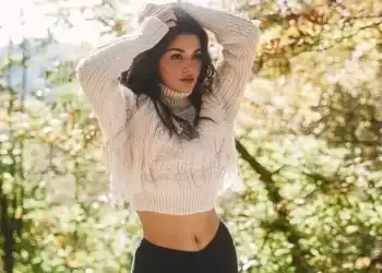 Hande Erçel, sosyal medyada şov yapmaya devam ediyor