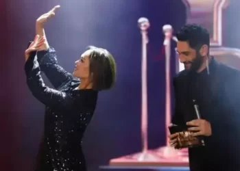 Hülya Avşar, kısa saçları ve siyah elbisesiyle dikkatleri üzerine çekti