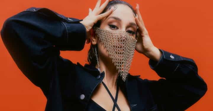 Mela Bedel, ilk albümü ‘Bölüm Sonu’ ile uzun süren heyecanlı bekleyişi sonlandırıyor