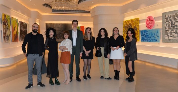 ‘Pasajda Bir Yıl’ sergisi, Prof. Dr. Nedret Sekban küratörlüğünde Galeri Deniz’de açıldı