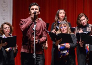 Buray, Boğaziçi Mezunlar Korosu’yla birlikte sahne aldı