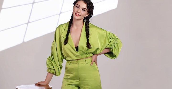Burcu Özbek’in yeşil kıyafetine beğeni yağmuru