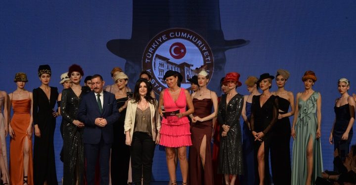 Open Stage Moda Günleri’nde ‘100. yıl 100 şapka’ defilesine yoğun ilgi