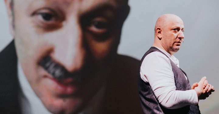 ‘Saatleri Ayarlama Enstitüsü’nün galasına büyük ilgi