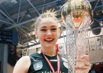 Milli voleybolcu Zehra Güneş’in elbiseli pozları gündem oldu