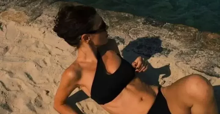 Yüsra Geyik, siyah bikinisiyle nefes kesti