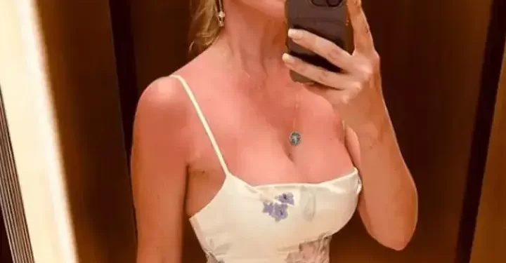 Güzel şarkıcı Hadise’den yanık tenli dekolte paylaşımı