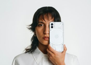 Dikkat çekici tasarımıyla fark yaratan Nothing Phone (1) Türkiye’de