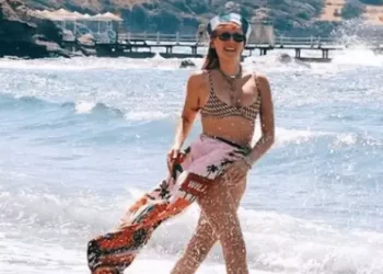 Gizem Karaca bikinili pozlarıyla beğeni topladı