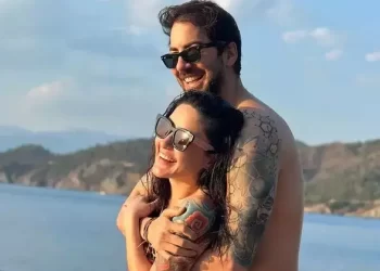 Melek Mosso sevgilisiyle birlikte sarmaş dolaş pozunu takipçileriyle paylaştı