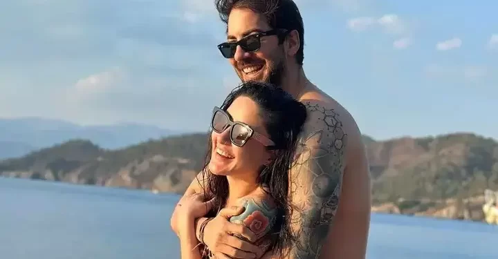 Melek Mosso sevgilisiyle birlikte sarmaş dolaş pozunu takipçileriyle paylaştı