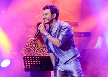 Buray söyledi, sevgilisi Ezgi eğlendi