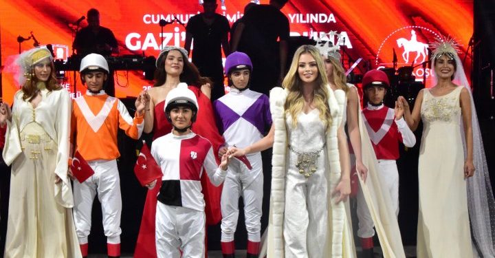 Gazi Koşusu öncesi Veliefendi Hipodromu’nda defile