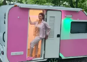 Esra Sönmezer de karavan modasına uydu