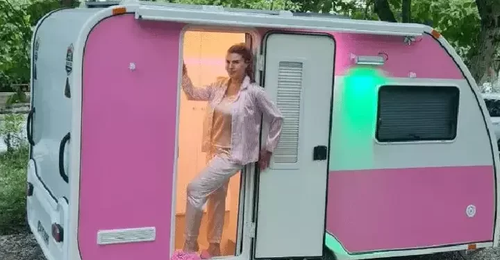 Esra Sönmezer de karavan modasına uydu