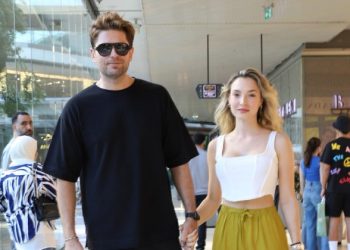 Mert Öcal sevgilisi Sude Burcu ile tatil alışverişinde