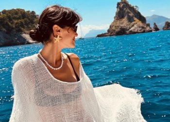 Pınar Deniz iki sezonun yorgunluğunu denizde atıyor