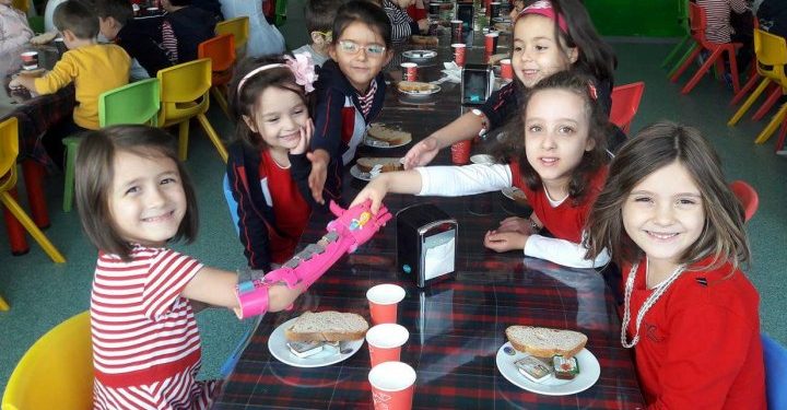 Dayanışma Sahnesi konseri gelirlerinin bir kısmı, Robotel Derneği’ne bağış olarak aktarıldı