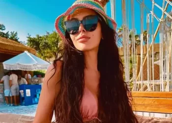 Selin Ciğerci’den havuzda bikinili dans şov