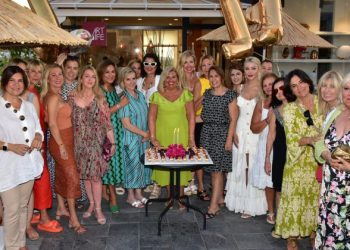 Şule Argüder’e dostlarından sürpriz doğum günü