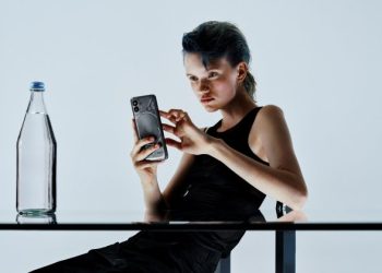 Merakla beklenen Nothing Phone (2) artık Türkiye’de
