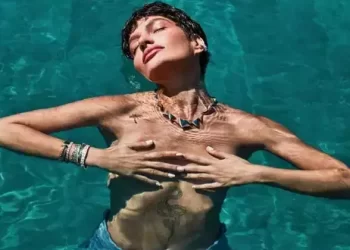 Gülcan Arslan’dan havuzda üstsüz poz