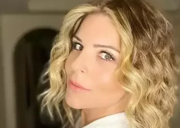 Pelin Öztekin’den sahilde üstsüz poz