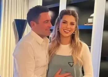 Sabancı çiftinden kızları Arzu Alara ile aile pozu