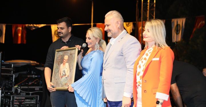 Menemen Bozalan İncir Festivali’ne yıldız yağdı