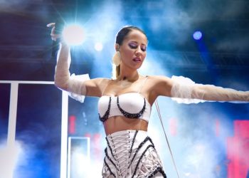 Derya Uluğ’dan Ayvalık’ta unutulmaz konser