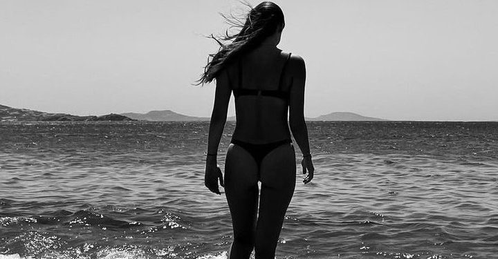 Afra Saraçoğlu tanga bikinisiyle sosyal medyayı salladı