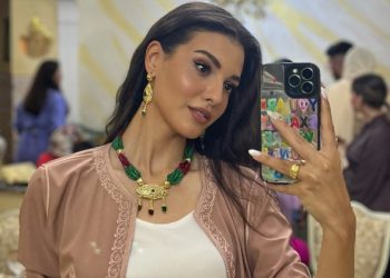 Mahassine Merabet, geleneksel kıyafetiyle poz verdi