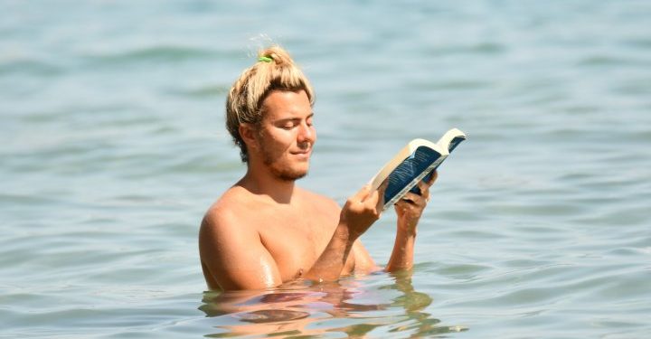 Genç popçu Tunacan Tuna da tatil için Azka’yı tercih etti