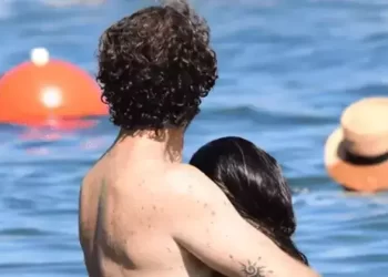 Yasemin Yürük sevgilisiyle plajda aşka geldi