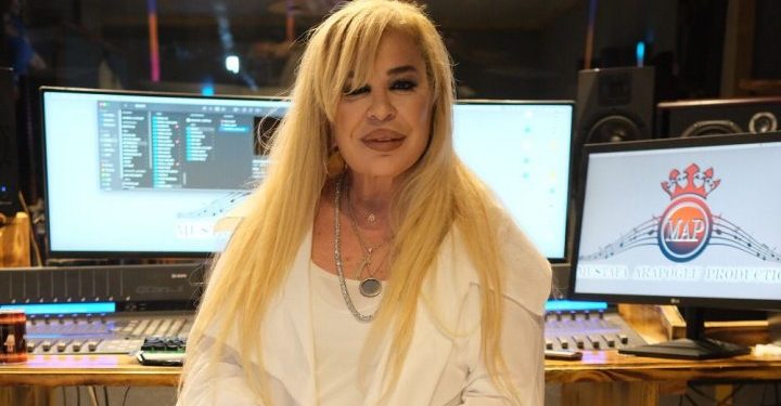 Zerrin Özer, ‘Basit Numaralar’ şarkısıyla zirvede