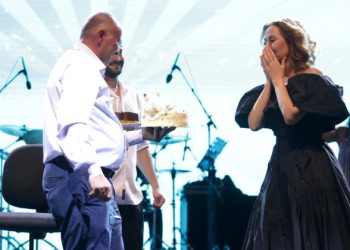 Zuhal Olcay’a sahnede doğum günü sürprizi