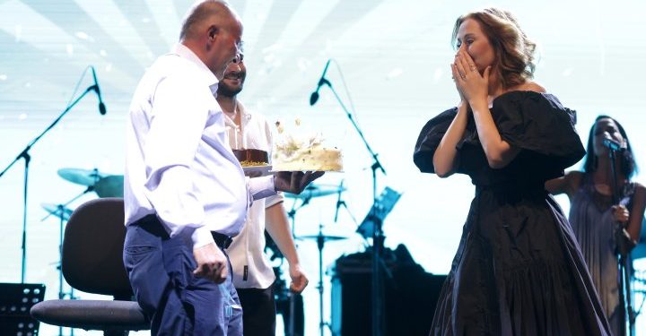 Zuhal Olcay’a sahnede doğum günü sürprizi