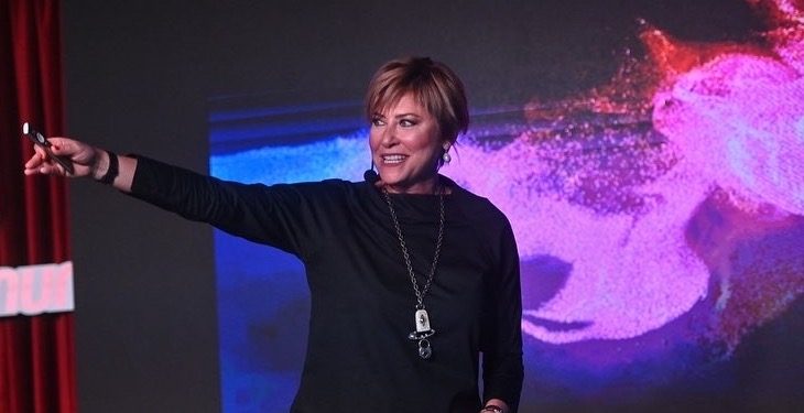 Elif Dağdeviren, ‘Erkeklik Sizde Kalsın’ gösterisiyle sahnede