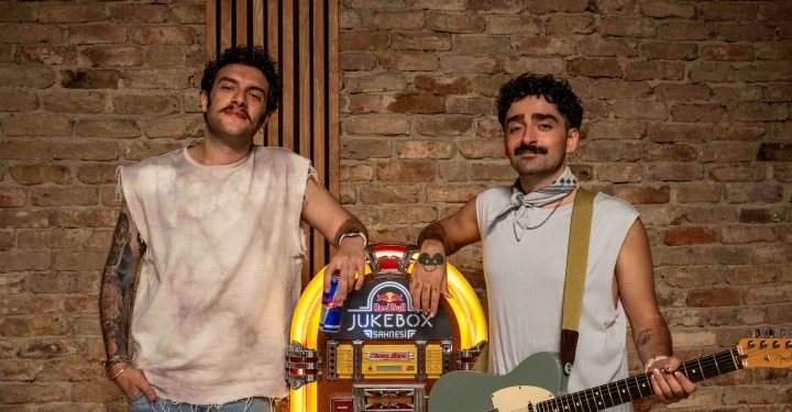 Dolu Kadehi Ters Tut, popüler şarkılarını yeniden yorumladı