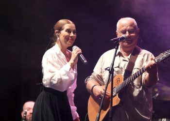 Zuhal Olcay ve Bülent Ortaçgil’den muhteşem konser