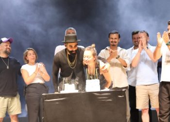 Gökhan Türkmen’e sahnede 40 yaş sürprizi