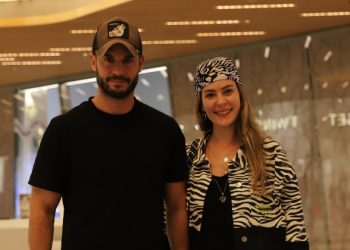 Berk Oktay eşi Yıldız Çağrı Atiksoy ile AVM turunda