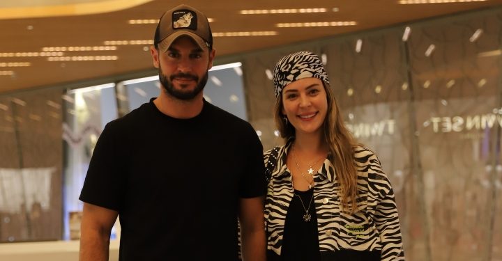 Berk Oktay eşi Yıldız Çağrı Atiksoy ile AVM turunda