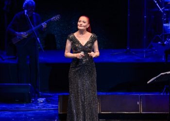 Candan Erçetin yaz turnesine Bursa’da devam etti