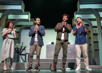 ‘Cırcır Böcekleri İtler ve Biz’ Zorlu PSM’de prömiyerini yaptı