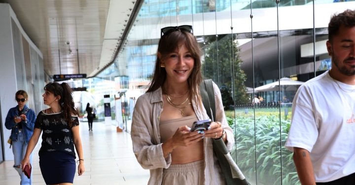 Ege Kökenli iddialı crop tarzıyla ilgi odağı oldu