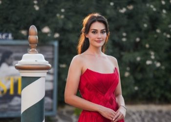 Venedik’te kırmızılı bir güzel: Esra Bilgiç