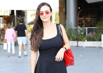 Hande Soral tarz gözlükleriyle dikkat çekti