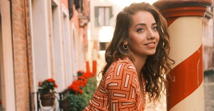 Özge Özacar, güzelliğiyle Venedik’i ateşe verdi