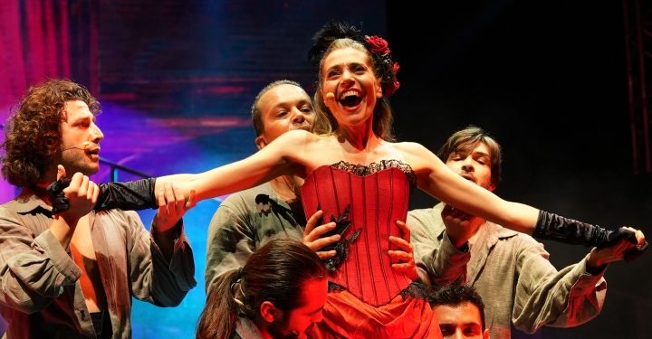 Öznur Serçeler yaz sezonunu sahnede tamamladı